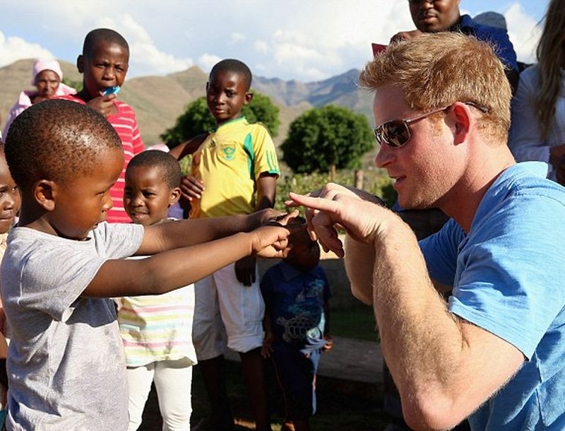 Prince Harry: Εγκαταλείπει τον στρατό για να ασχοληθεί με τις φιλανθρωπίες