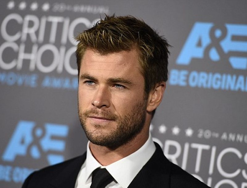 Ο Thor είναι sexy και με κουστούμι! H εμφάνιση του Chris Hemsworth στο κόκκινο χαλί