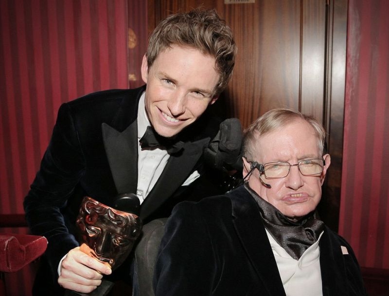 BAFTA Awards: Τα δάκρυα του Eddie Redmayne και η αφιέρωση στον Stephen Hawking
