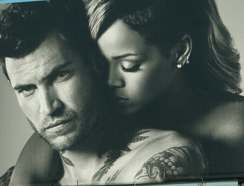 H sexy αφίσα της Rihanna για το νέο αντρικό άρωμα που λανσάρει H sexy αφίσα της Rihanna για το νέο αντρικό άρωμα που λανσάρει