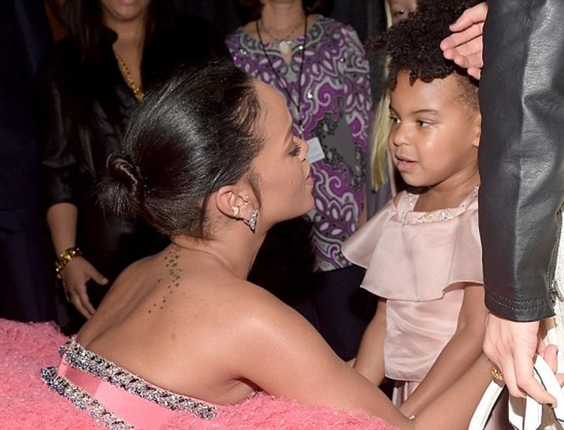 Grammy Awards 2015: Η νονά… Rihanna με την Blue Ivy στην αγκαλιά