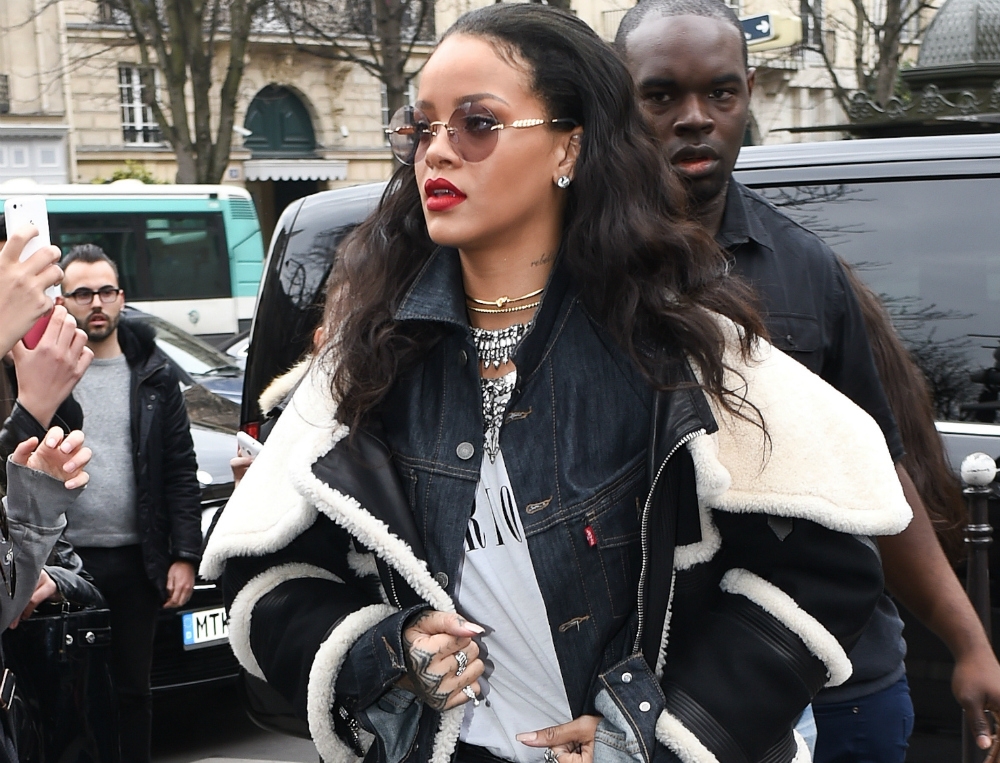 Rihanna: Με άψογο στυλ και quirky γυαλιά στην Εβδομάδα Μόδας στο Παρίσι