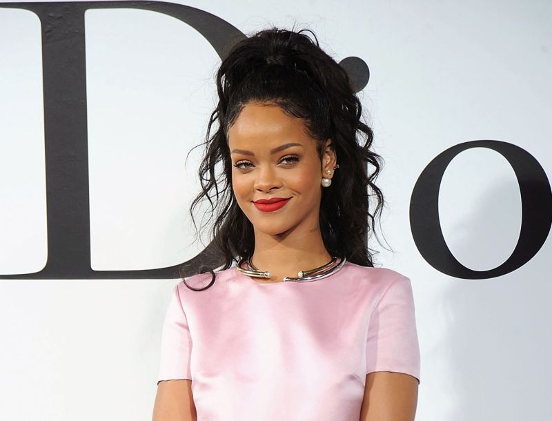 Rihanna: Το κατάφερε κι αυτό! Γιατί γράφει ιστορία σαν νέο πρόσωπο του  Dior