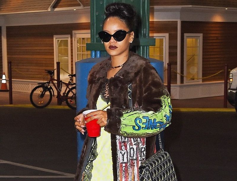 Rihanna: Βγήκε για περίπατο με το ποτό στο χέρι Rihanna: Βγήκε για περίπατο με το ποτό στο χέρι
