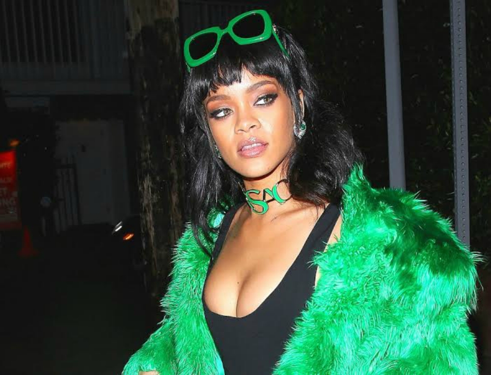 Rihanna: Η super sexy εμφάνιση με πράσινη γούνα και μπότες Rihanna: Η super sexy εμφάνιση με πράσινη γούνα και μπότες