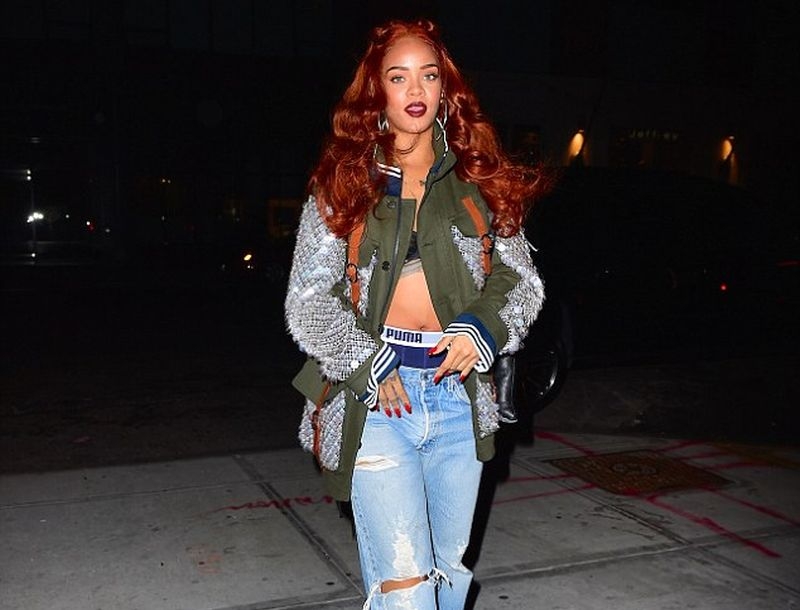Rihanna: Βόλτα στη Νέα Υόρκη με το σουτιέν! Rihanna: Βόλτα στη Νέα Υόρκη με το σουτιέν!