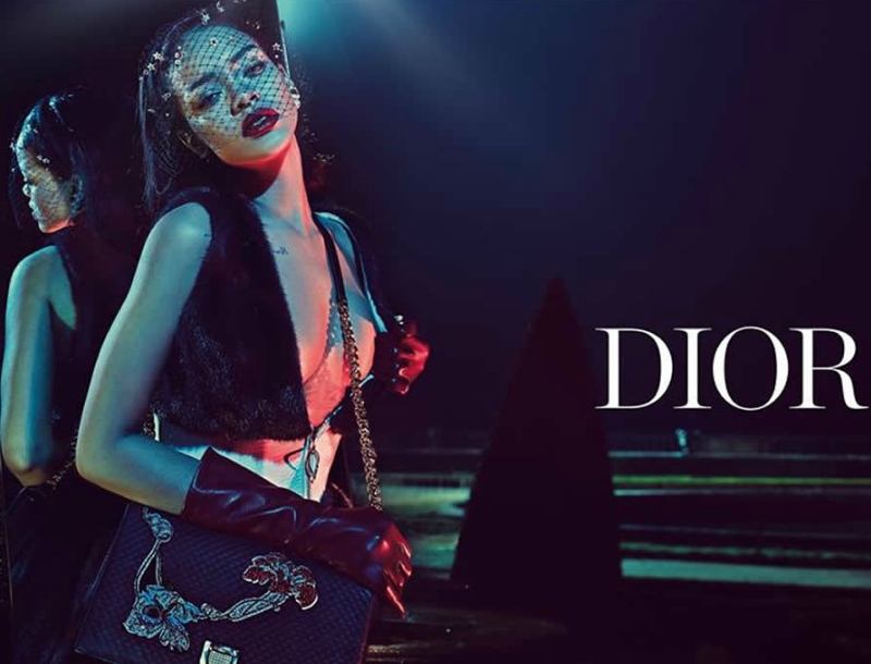Rihanna: Βackstage από την νέα της καμπάνια για τον οίκο Dior Rihanna: Βackstage από την νέα της καμπάνια για τον οίκο Dior