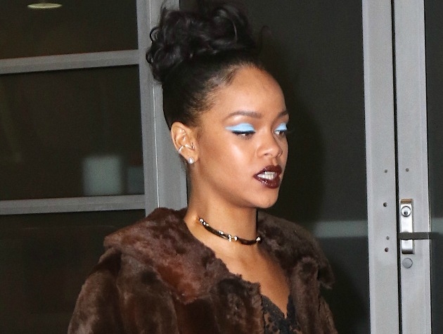 Λατρέψαμε την γαλάζια σκιά της Rihanna! Δοκίμασέ την και εσύ Λατρέψαμε την γαλάζια σκιά της Rihanna! Δοκίμασέ την και εσύ