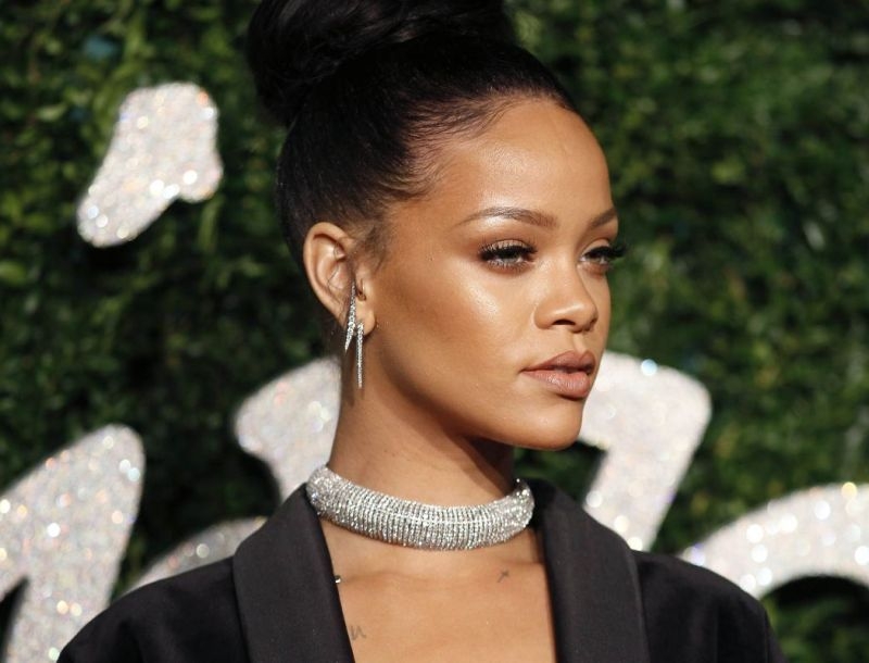 Η Rihanna ξανά sexy! Έμεινε μόνο με το μποξεράκι της