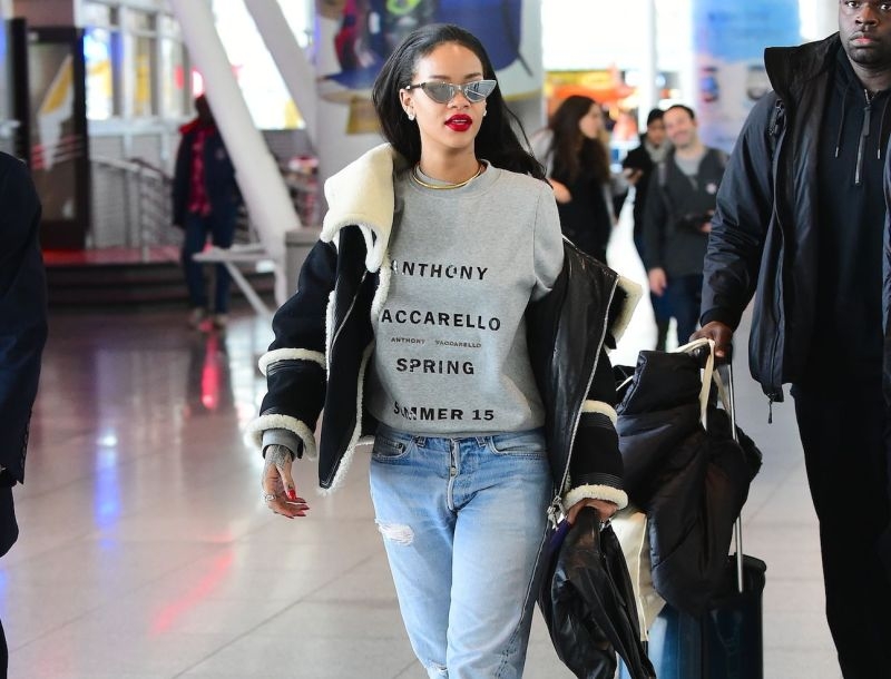 Rihanna: Με γούνινα παντοφλάκια στο αεροδρόμιο Rihanna: Με γούνινα παντοφλάκια στο αεροδρόμιο