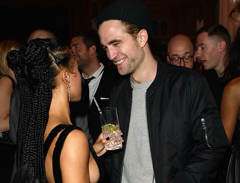 Robert Pattinson- FKA Τwigs: Χεράκι χεράκι σε κοινή έξοδο Robert Pattinson- FKA Τwigs: Χεράκι χεράκι σε κοινή έξοδο