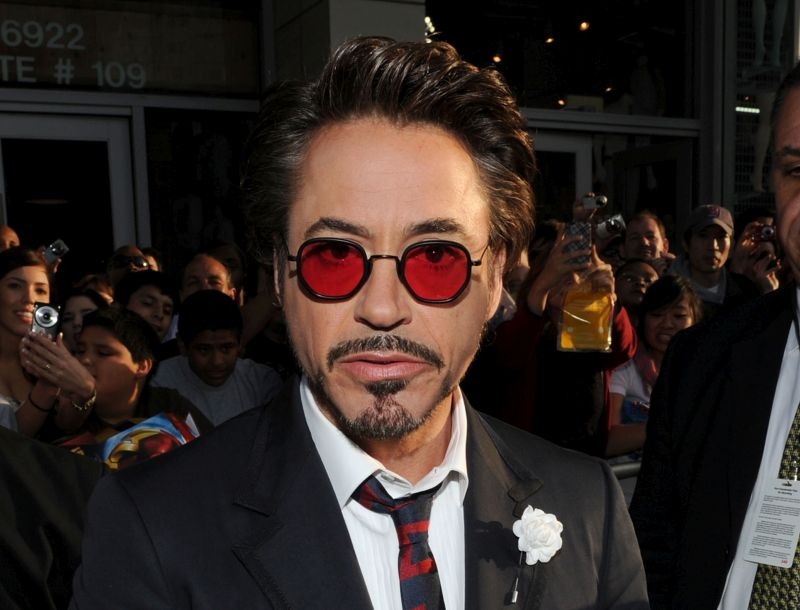 Robert Downey Jr: Βόλτα με πανάκριβα μποτάκια Givenchy