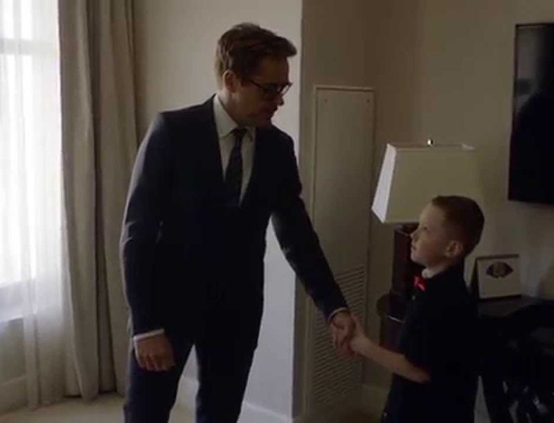 Είναι σούπερ ήρωας! Ο Robert Downey Jr. έδωσε το βιονικό χέρι του Iron Man σε παιδάκι Είναι σούπερ ήρωας! Ο Robert Downey Jr. έδωσε το βιονικό χέρι του Iron Man σε παιδάκι