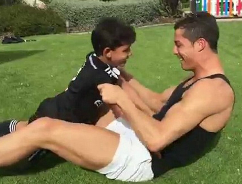 Ενώ ο Ronaldo παίζει  με το γιο του η Irina Shayk παίζει με τον Bradley Cooper 