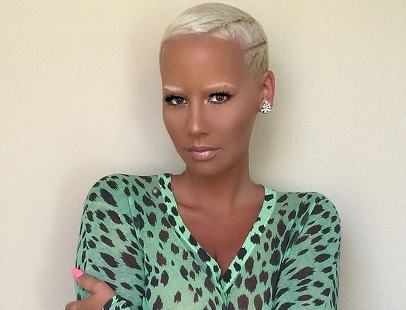 Amber Rose: Γδύθηκε για το εξώφυλλο του νέου της βιβλίου