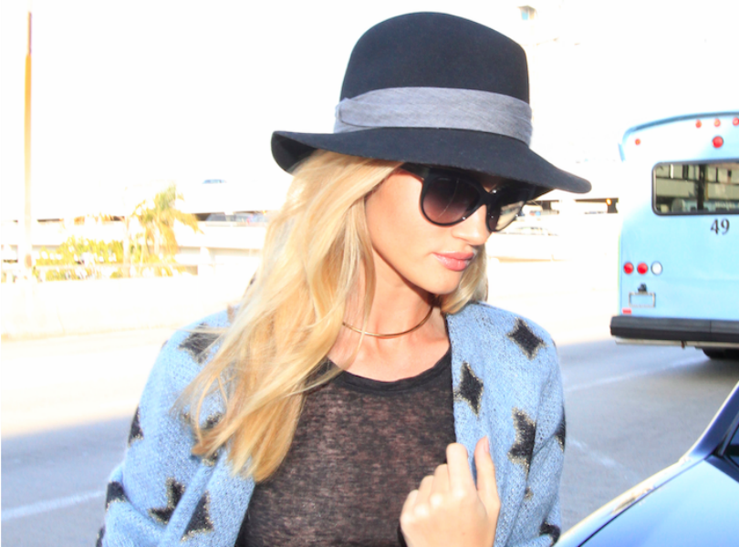 Leave your hat on όπως η Rosie Huntington-Whiteley