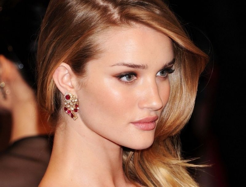 Mεταλλικά tattoos η νέα τρέλα του Hollywood! Δες την Rosie Huntington