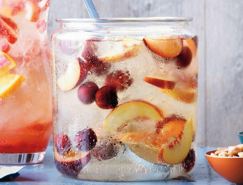 Φτιάξε το καλύτερο καλοκαιρινό cocktail: Peach Plum Sangria   