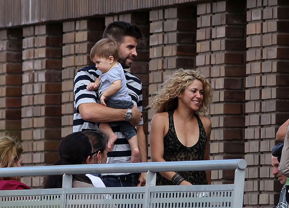 Μια ευτυχισμένη οικογένεια! Η Shakira και ο Pique βόλτα στη Βαρκελώνη
