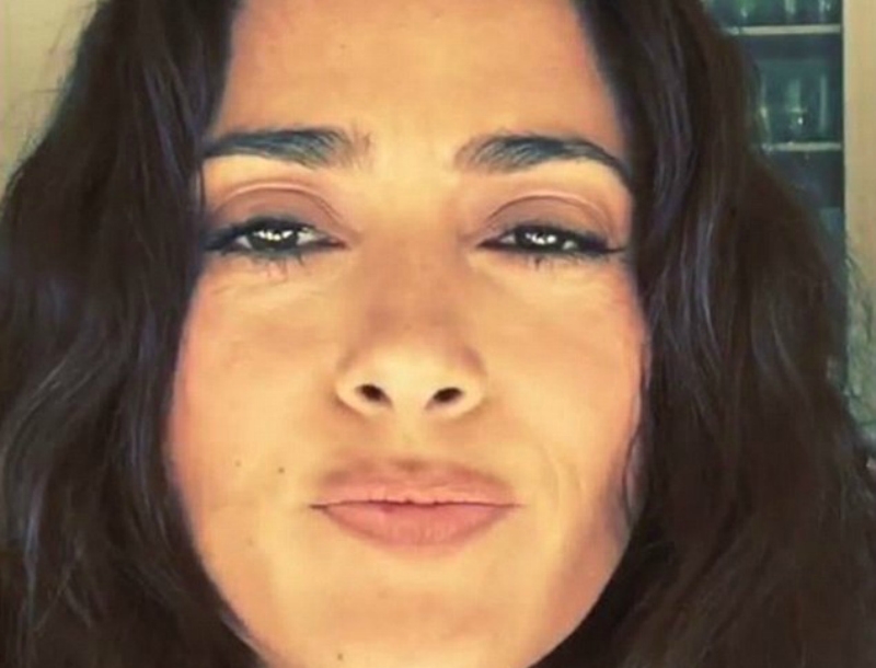 Salma Hayek: Σόκαρε τους πάντες όταν έφαγε ένα τεράστιο έντομο on camera (Video)