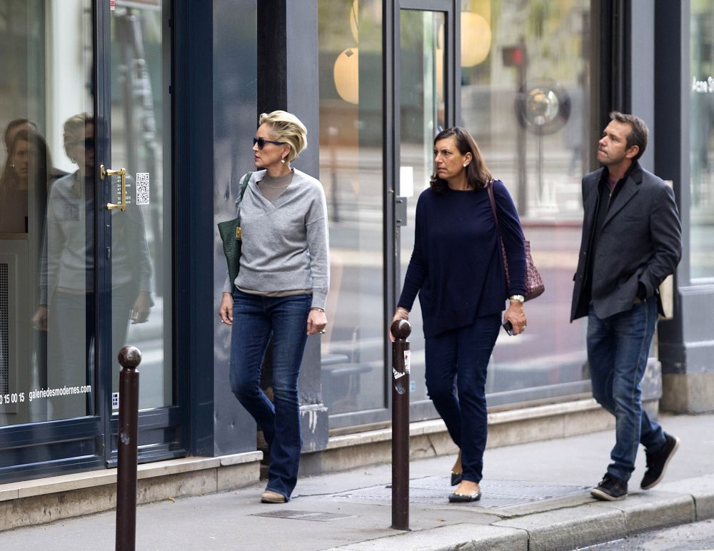 Bόλτα στο Παρίσι με την Sharon Stone!