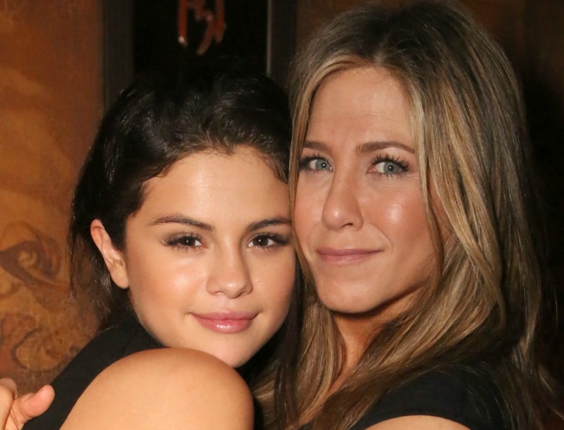 Selena Gomez: H Jennifer Aniston είναι σαν μαμά μου! Selena Gomez: H Jennifer Aniston είναι σαν μαμά μου!