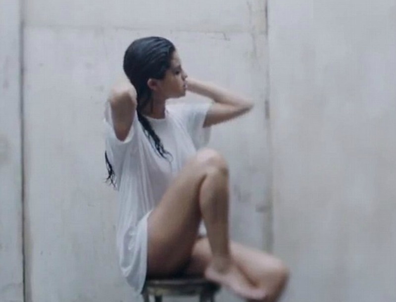 Selena Gomez: Γυμνή στο ντους στο νέο της videoclip