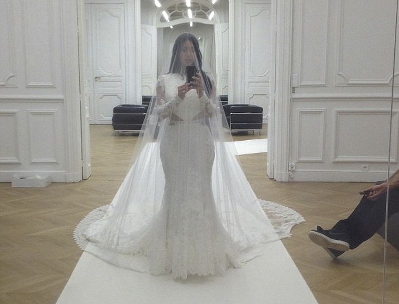 Kim Kardashian: Sold Out το λεύκωμα με τις selife σε 1 λεπτό! Kim Kardashian: Sold Out το λεύκωμα με τις selife σε 1 λεπτό!