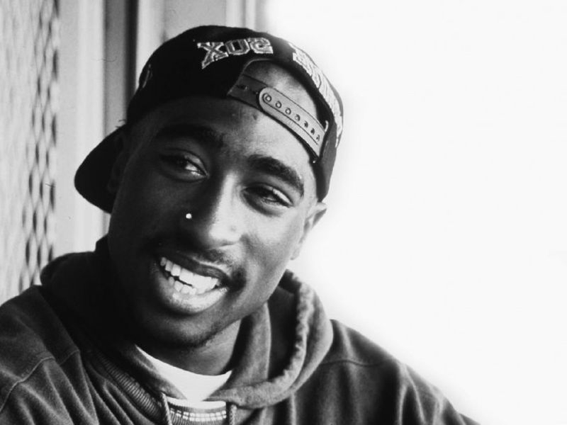 Tupac : Ομολογία αστυνομικού πως είναι ζωντανός!