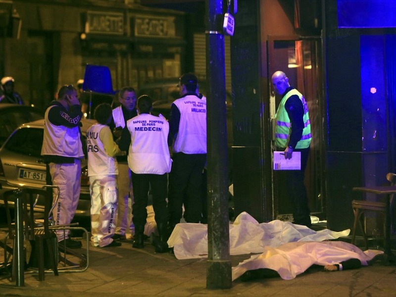 Σοκ και θρήνος στο Παρίσι: 127 νεκροί, δεκάδες τραυματίες, πολλαπλό τρομοκρατικό χτύπημα 