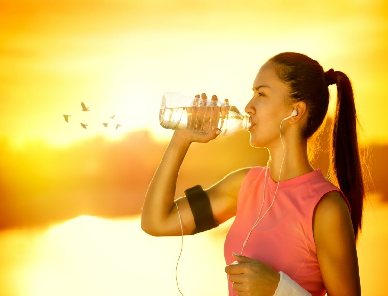 Μήπως πίνεις λίγο νερό; 6 απλούστατα tips για περισσότερο νερό και πιο λαμπερό δέρμα