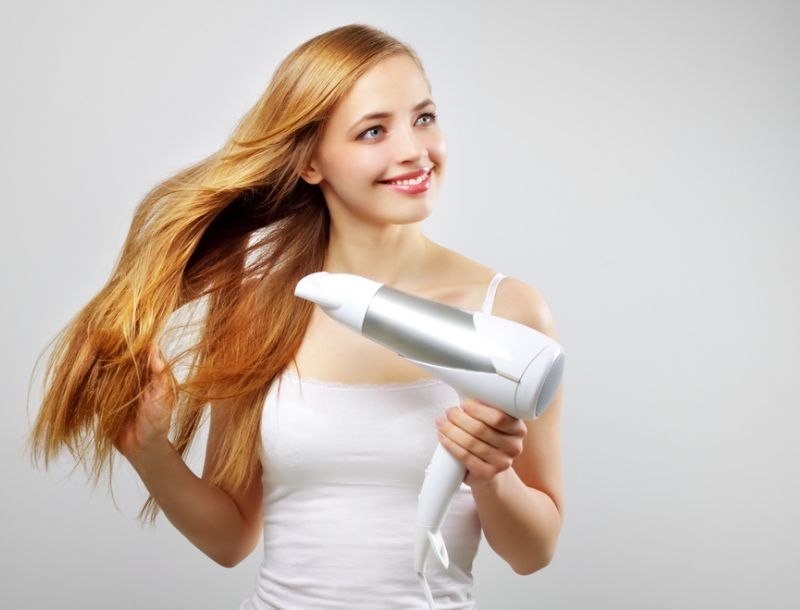 Ίσιωμα μαλλιών με σεσουάρ: Πώς θα το κάνεις μόνη σου