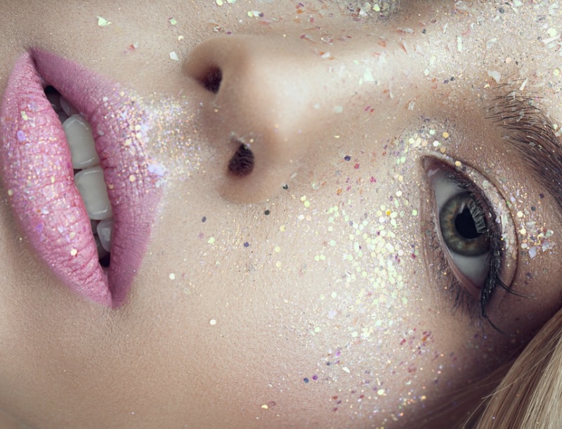 Shining glitter στο σώμα: Aξίζει να το τολμήσεις ή όχι; Shining glitter στο σώμα: Aξίζει να το τολμήσεις ή όχι;