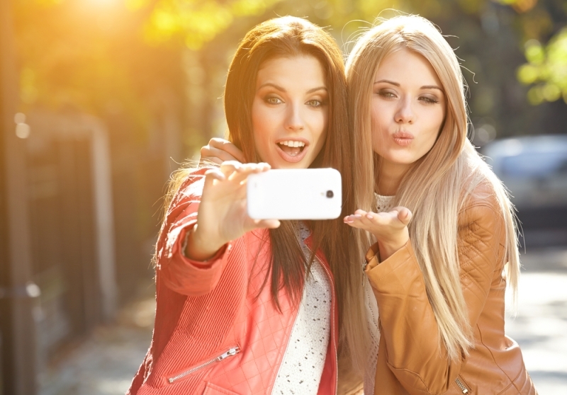 Το καλύτερο μακιγιάζ και χτένισμα για την τέλεια selfie