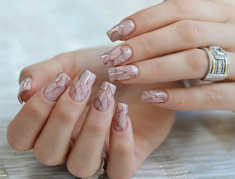 Μάθε πώς θα κάνεις μόνη σου τα marble nail art στα νύχια σου!