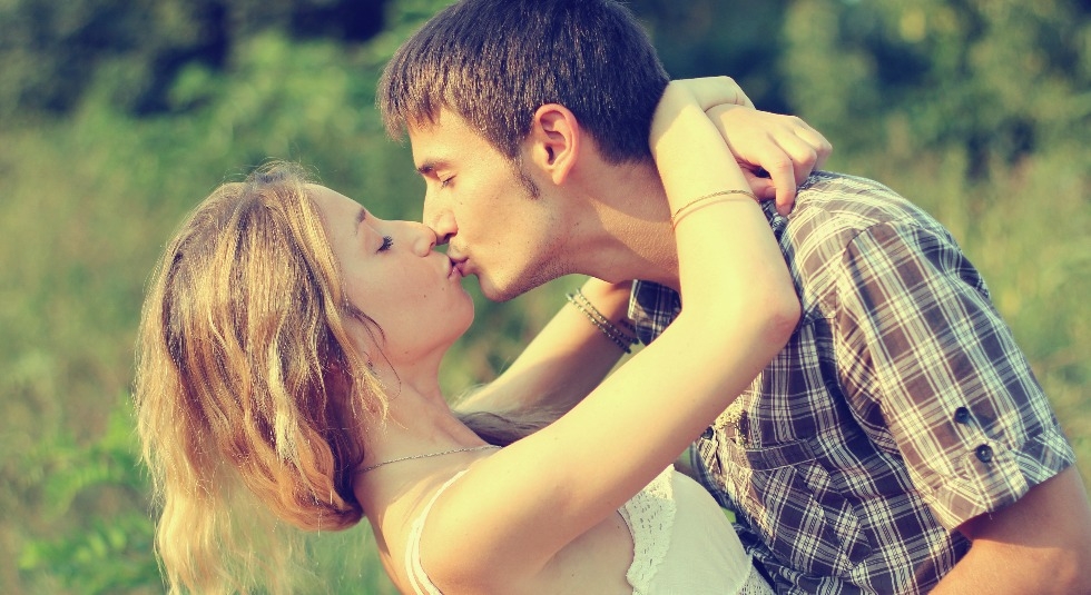 Πόσα γνωρίζεις για το φιλί; Όλες οι περίεργες αλήθειες εδώ