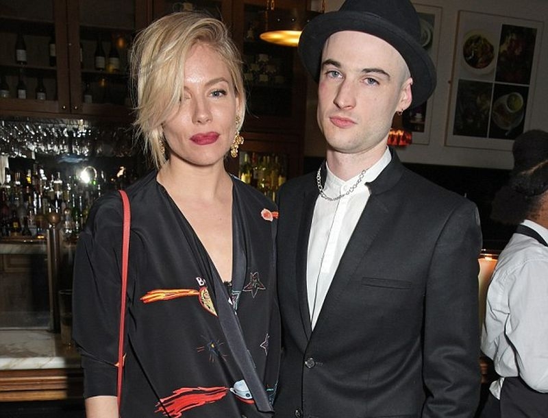 Sienna Miller: Χώρισε με τον Tom Sturridge Sienna Miller: Χώρισε με τον Tom Sturridge