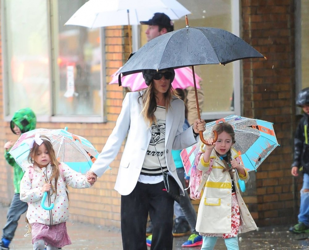 Sarah Jessica Parker: Στην βροχή με τις κόρες της Sarah Jessica Parker: Στην βροχή με τις κόρες της