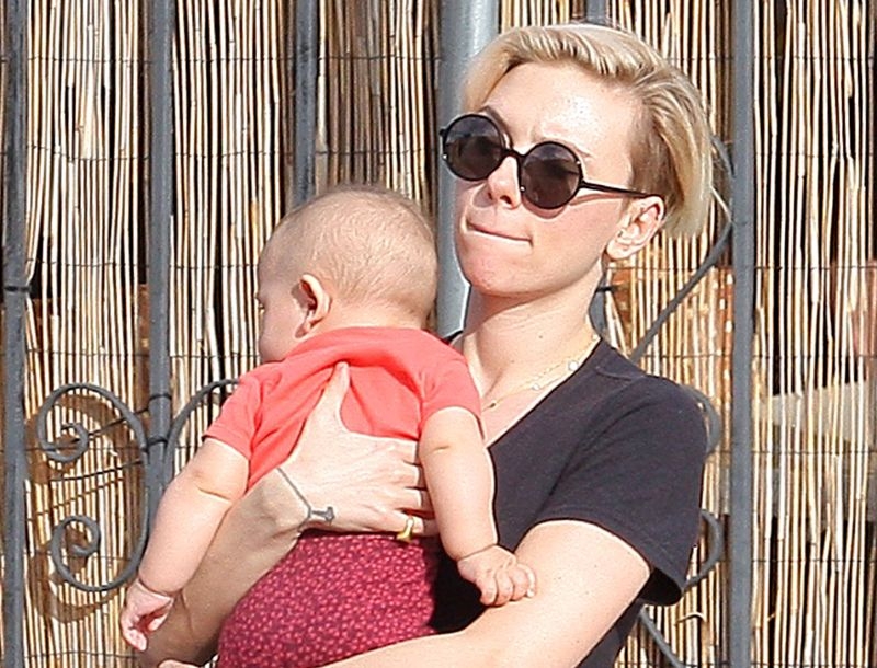 H βόλτα της Scarlett Johansson με την κόρη της