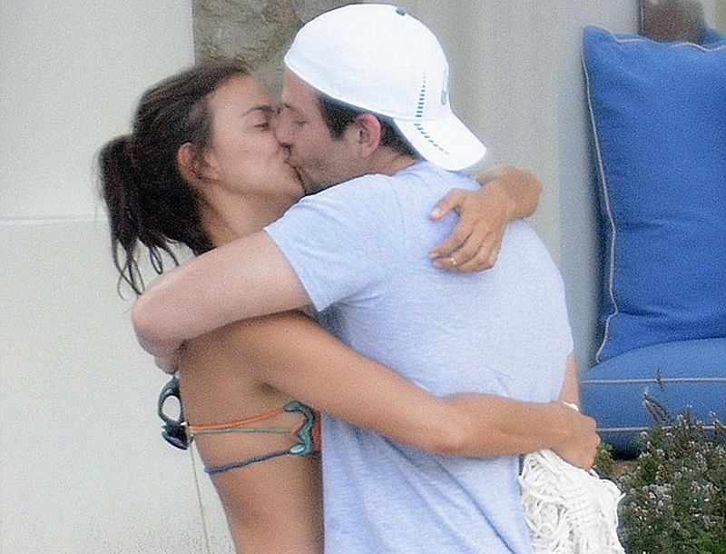 Irina Shayk – Bradley Cooper: Καυτά φιλιά στο Capri