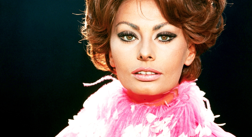 Sophia Loren: Κλείνει τα 84 και θυμόμαστε το εντυπωσιακό και θηλυκό στιλ της