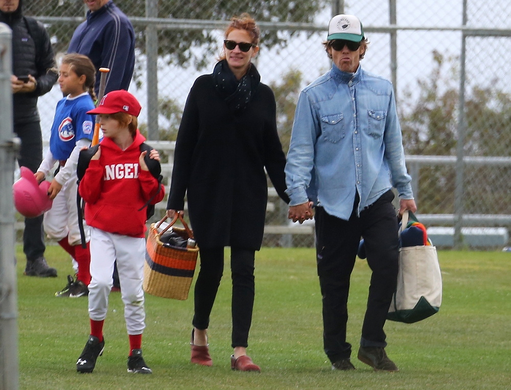 Julia Roberts: Χέρι- χέρι με τον άντρα της στον αγώνα baseball των γιων της 