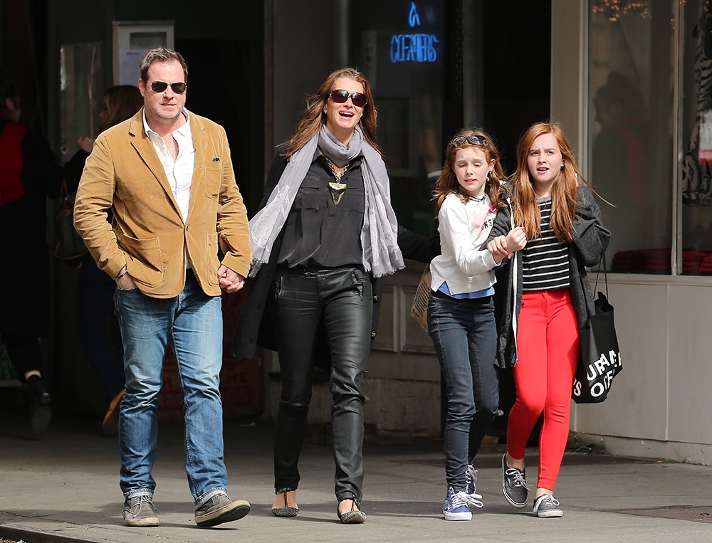 Brooke Shields: Χαρούμενη στη βόλτα με την οικογένεια Brooke Shields: Χαρούμενη στη βόλτα με την οικογένεια