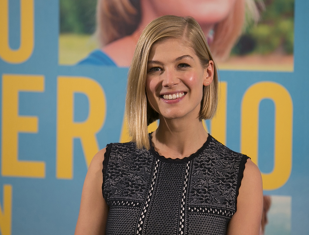 Rosamund Pike: Εντυπωσιακή 5 μήνες μετά τη γέννηση του παιδιού της