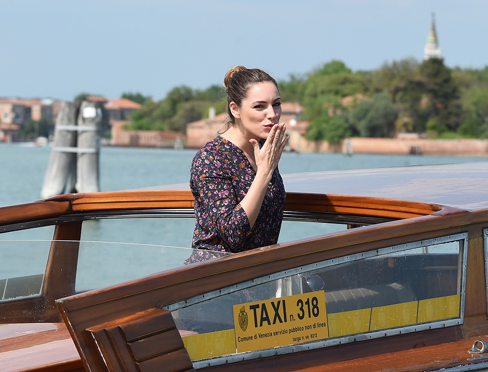 Kelly Brook: Στέλνει τα φιλιά της από το θαλάσσιο ταξί της Βενετίας