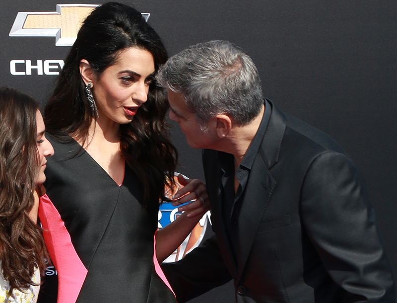 Και χειροφίλημα; Clooney- Alamuddin κάνουν επίδειξη αγάπης