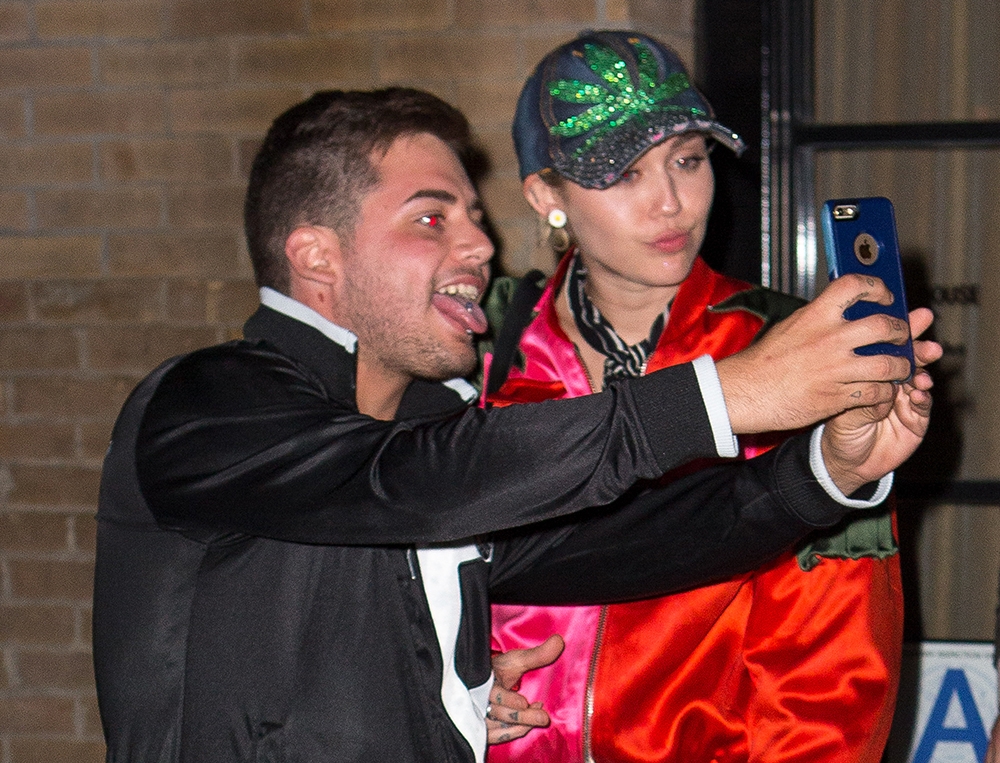 Miley Cyrus: Φοράει καπέλο με φύλλο μαριχουάνας Miley Cyrus: Φοράει καπέλο με φύλλο μαριχουάνας