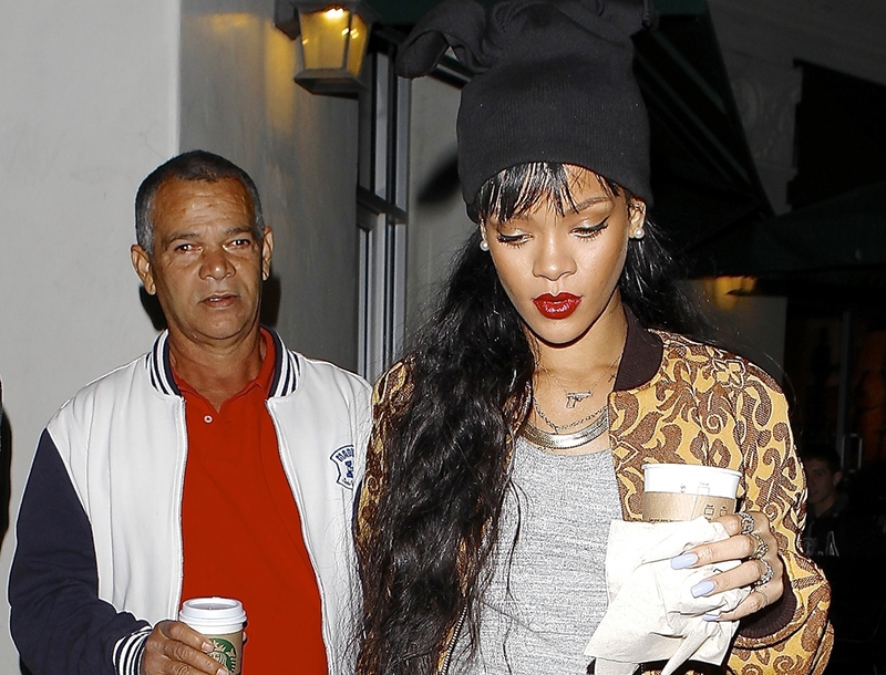 Ο πατέρας της Rihanna μέθυσε και τον πέταξαν έξω από το γκαλά της 