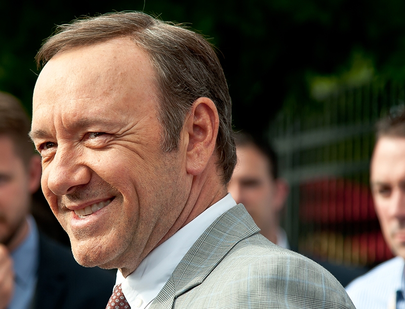 Έχεις ακούσει τον Kevin Spacey να τραγουδάει;