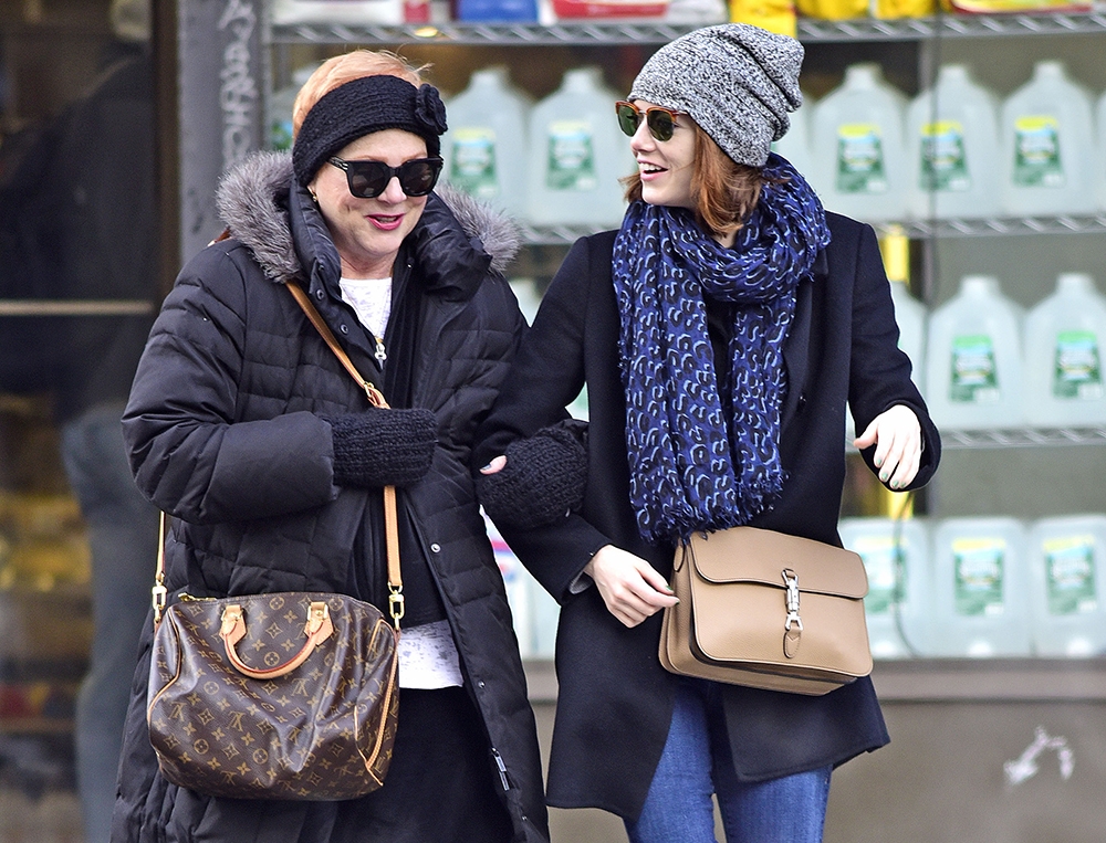Έχει κέφια η Emma Stone! Κάνει βόλτες αγκαζέ με τη μαμά της αφού έμαθε ότι είναι υποψήφια για Όσκαρ